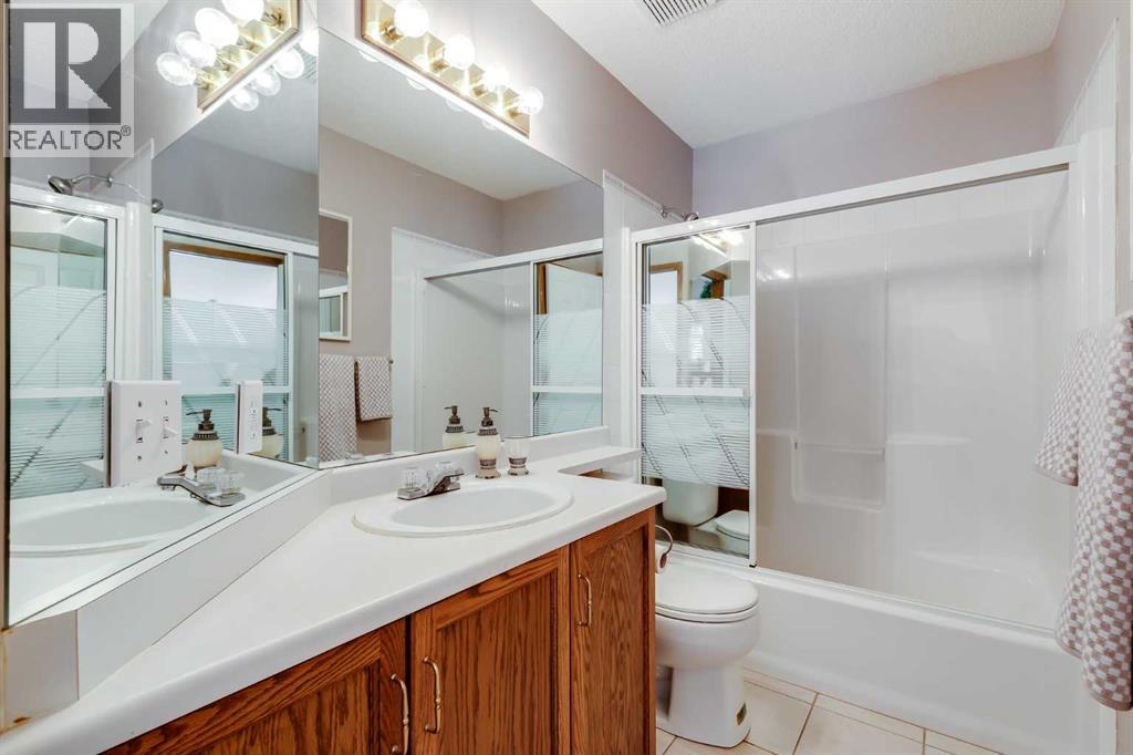 Single Family House 4 Level for Sale in  Douglas Park Boulevard SE Douglasdale/Glen Calgary 