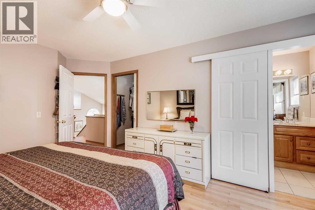 Single Family House 4 Level for Sale in  Douglas Park Boulevard SE Douglasdale/Glen Calgary 