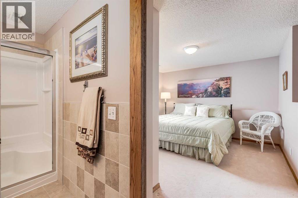 Single Family House 4 Level for Sale in  Douglas Park Boulevard SE Douglasdale/Glen Calgary 