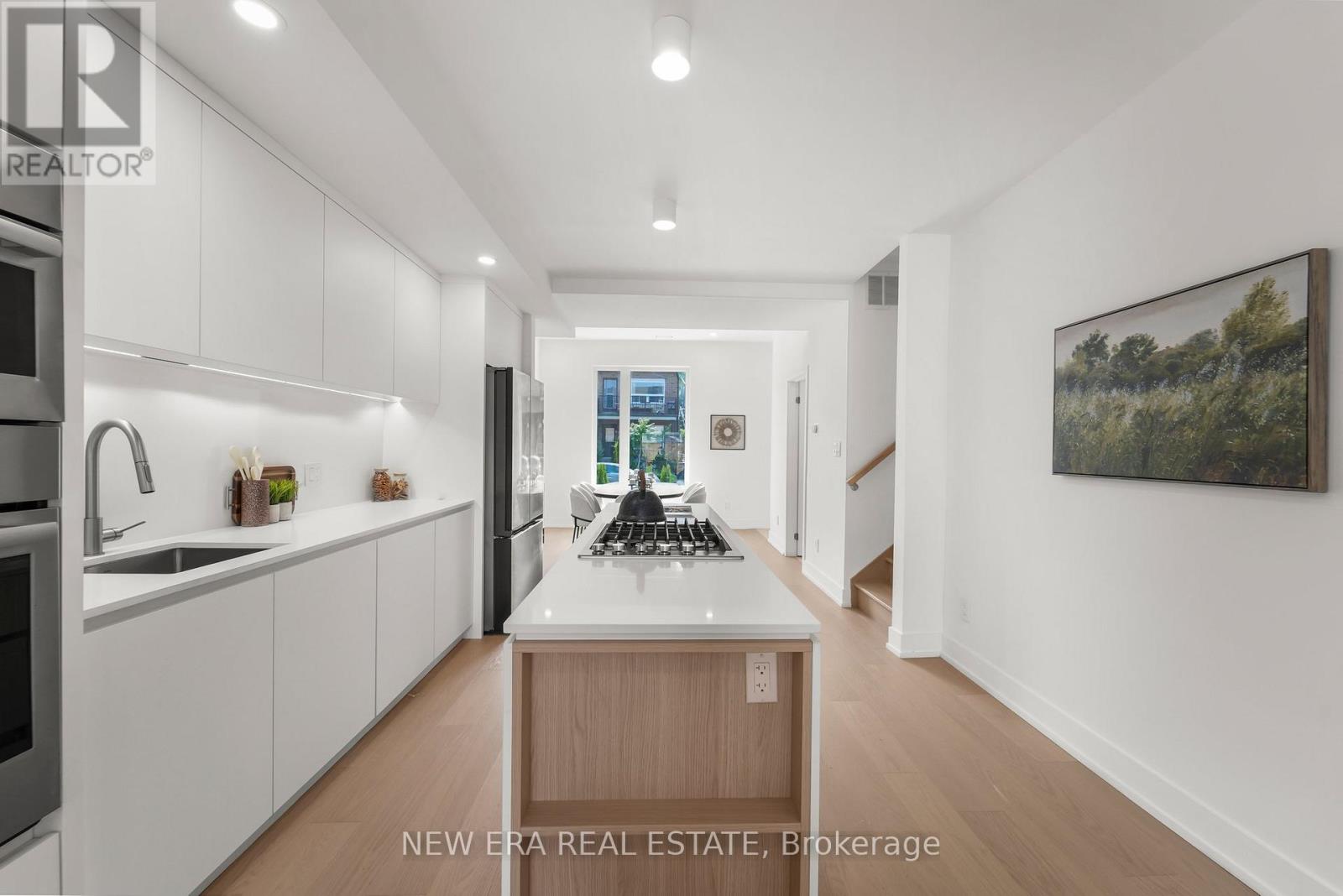 Photo 8 of 113 Bellwoods Avenue, Toronto ON