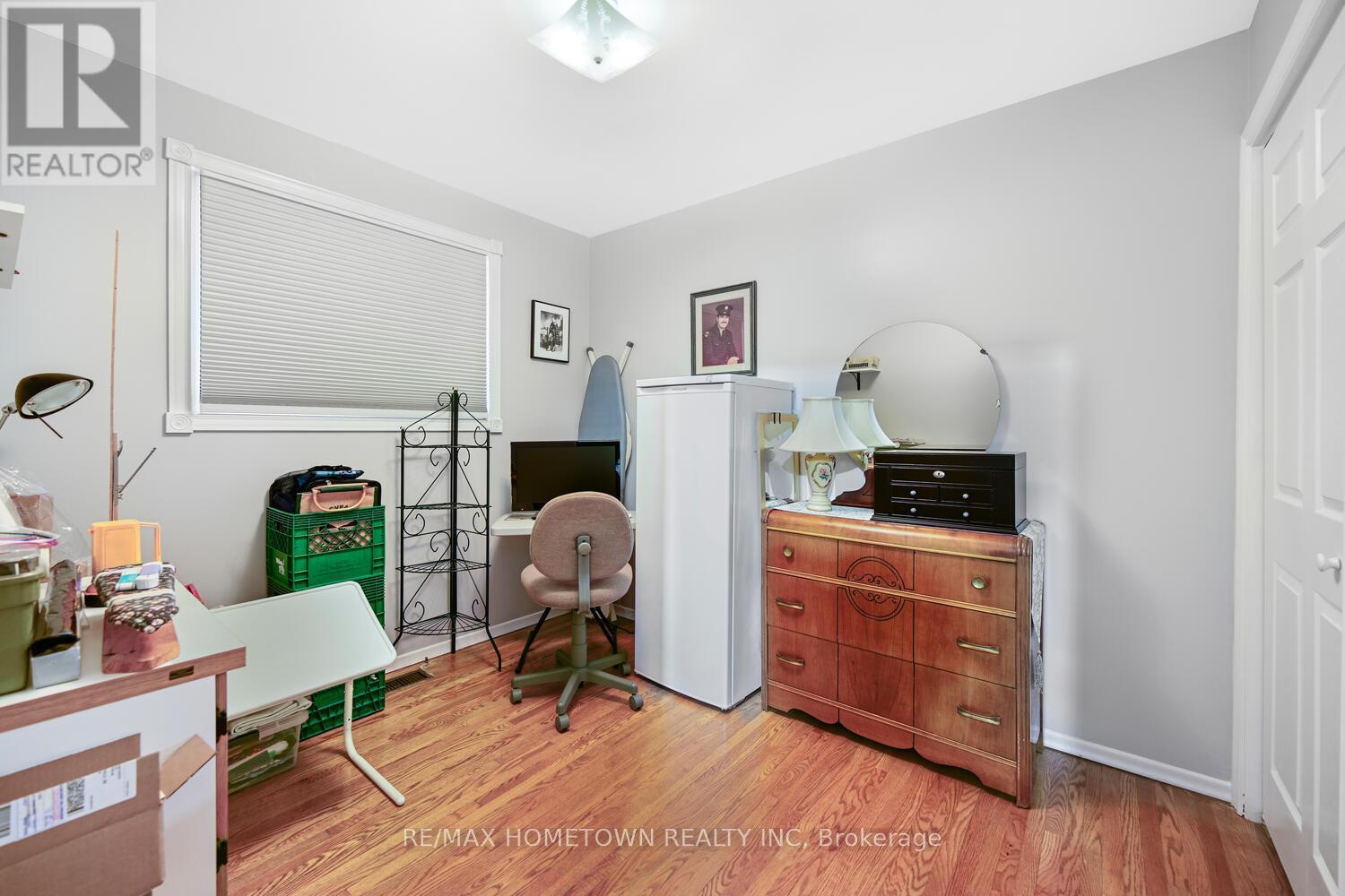 Photo 14 of 100 Windsor Drive, Brockville ON
