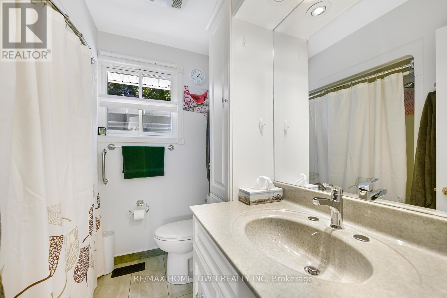 Photo 15 of 100 Windsor Drive, Brockville ON