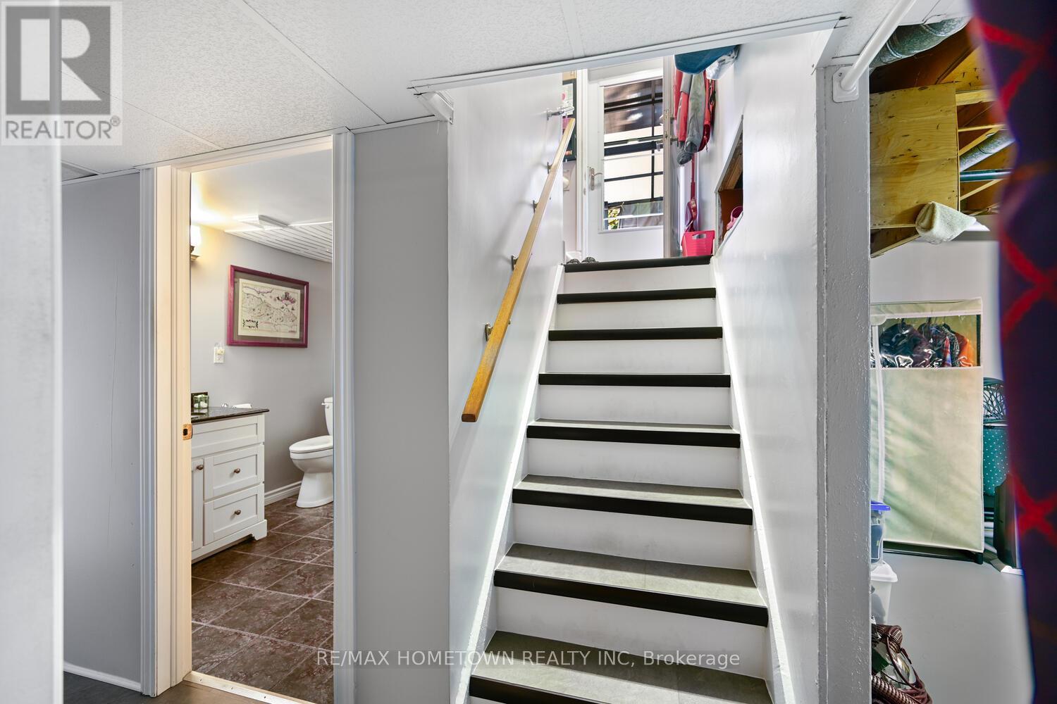 Photo 16 of 100 Windsor Drive, Brockville ON
