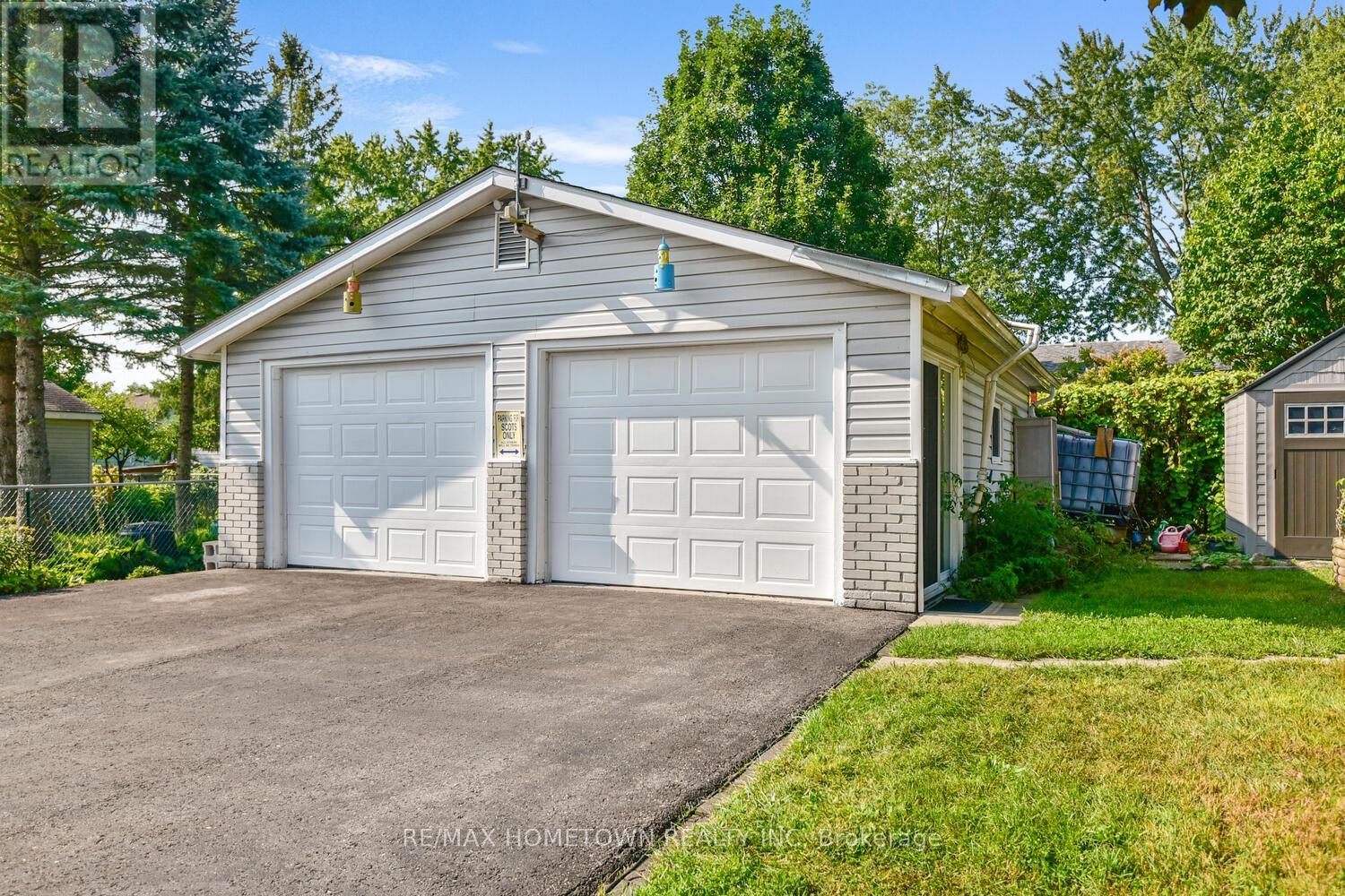 Photo 2 of 100 Windsor Drive, Brockville ON