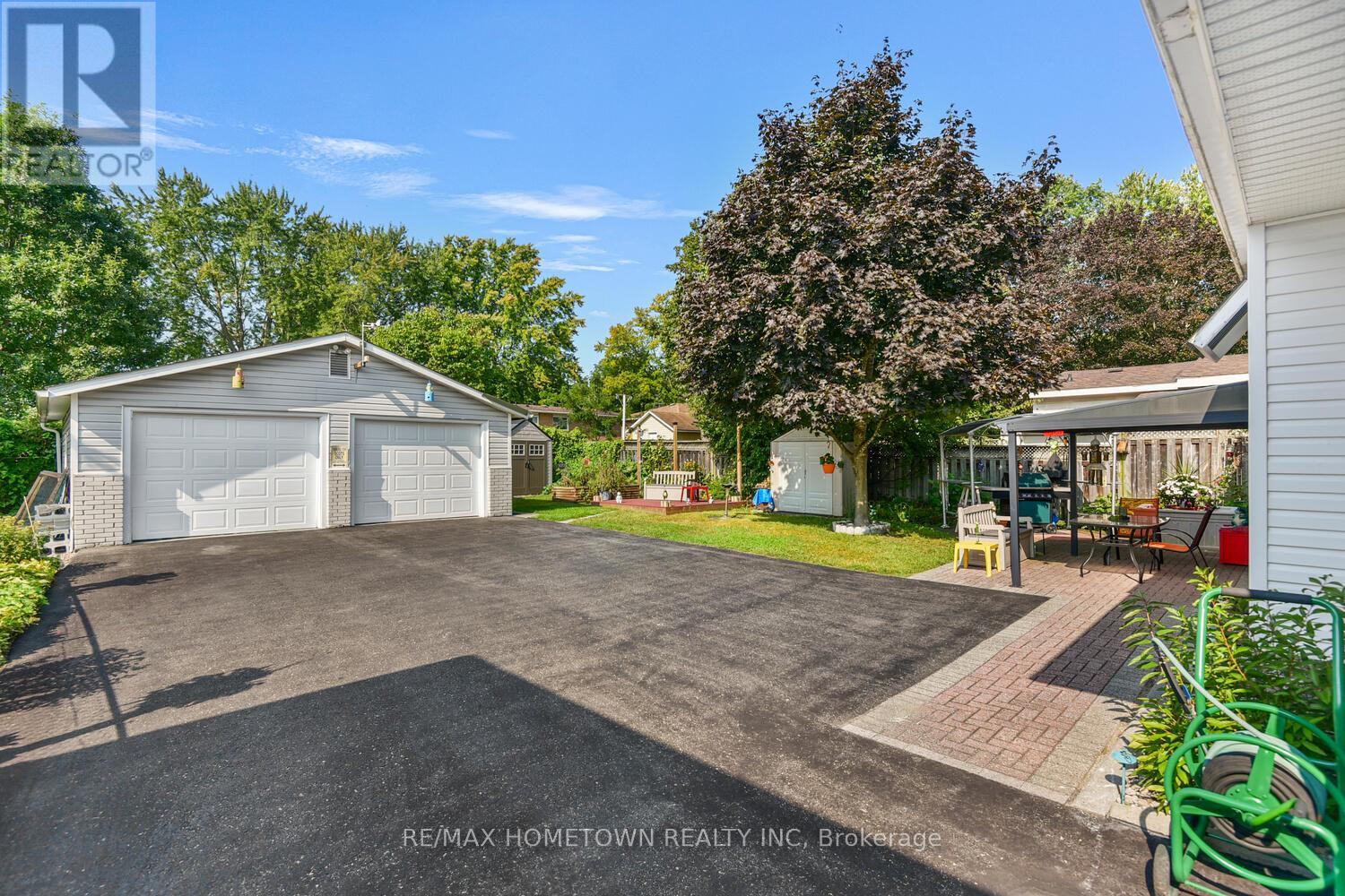 Photo 25 of 100 Windsor Drive, Brockville ON