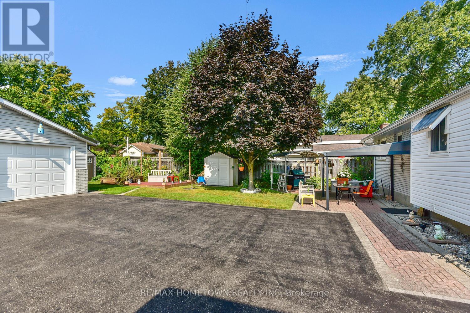 Photo 26 of 100 Windsor Drive, Brockville ON