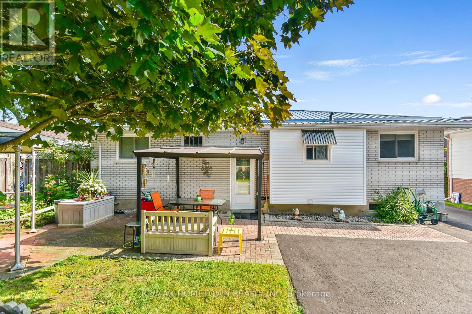 Photo 32 of 100 Windsor Drive, Brockville ON
