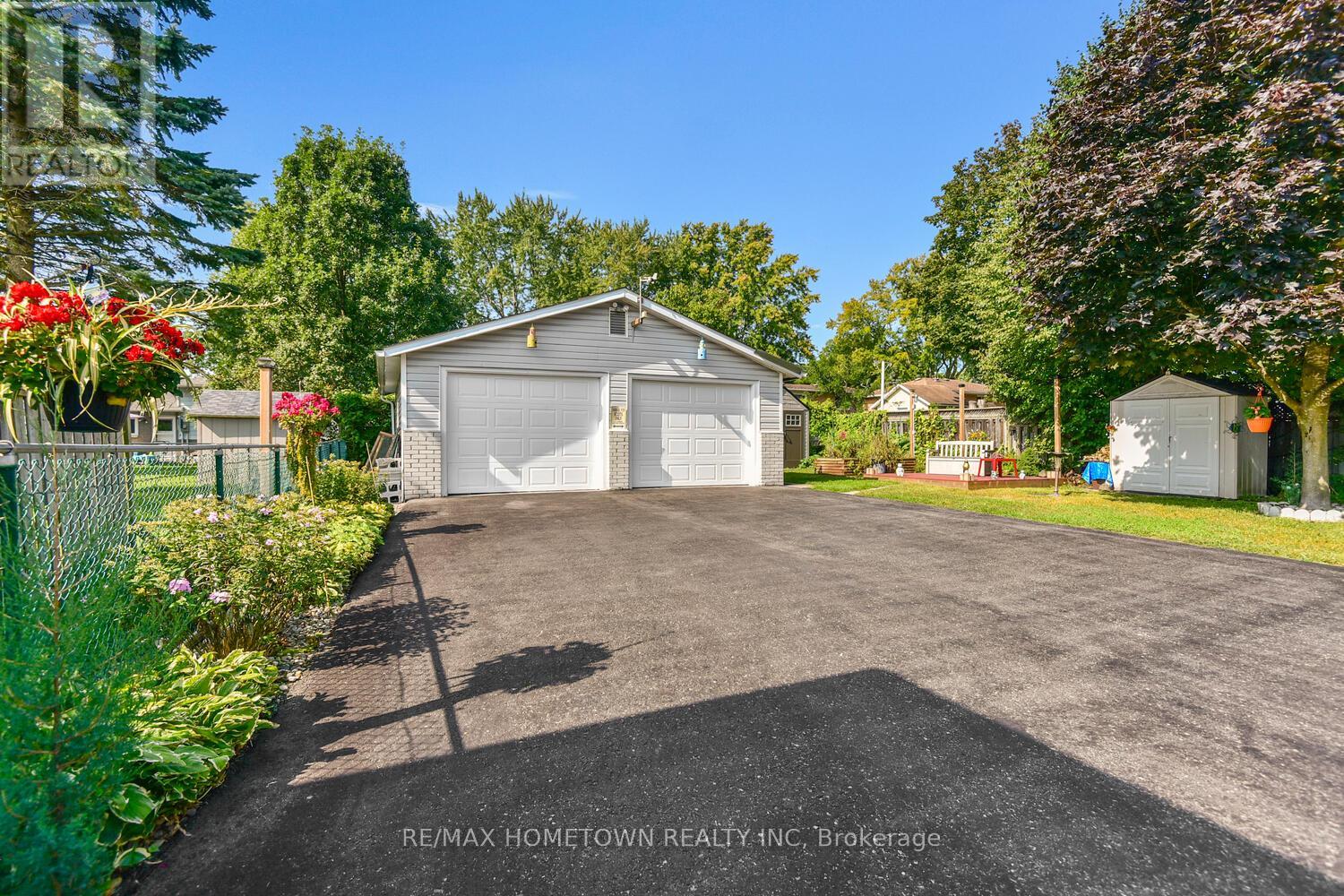Photo 37 of 100 Windsor Drive, Brockville ON