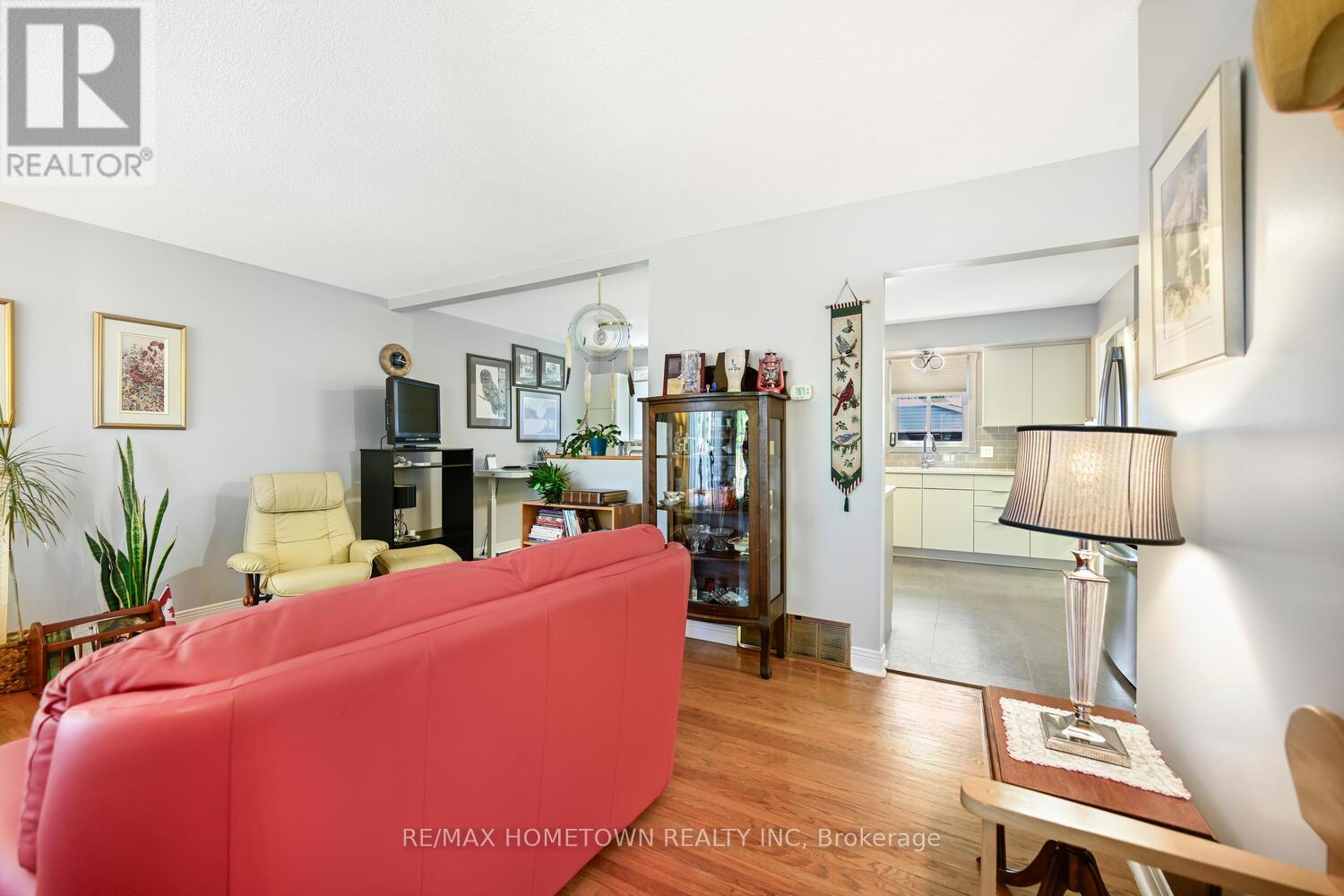 Photo 5 of 100 Windsor Drive, Brockville ON