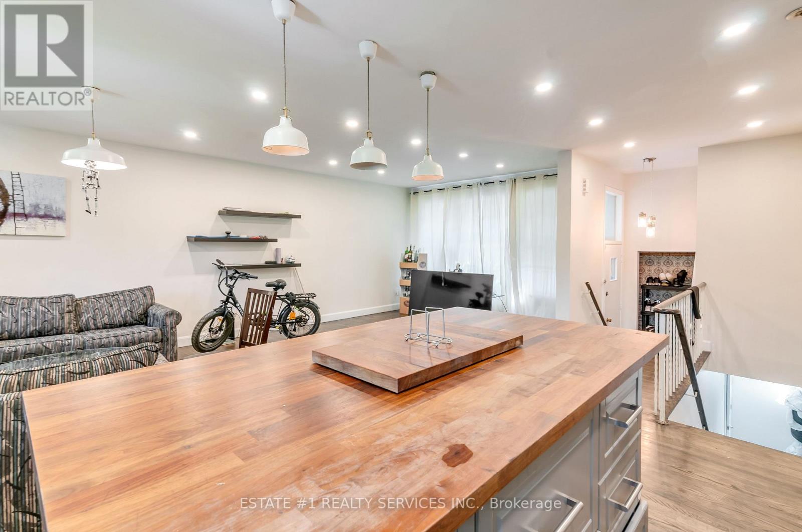 Photo 10 of 9 Dowling Crescent, Brampton ON