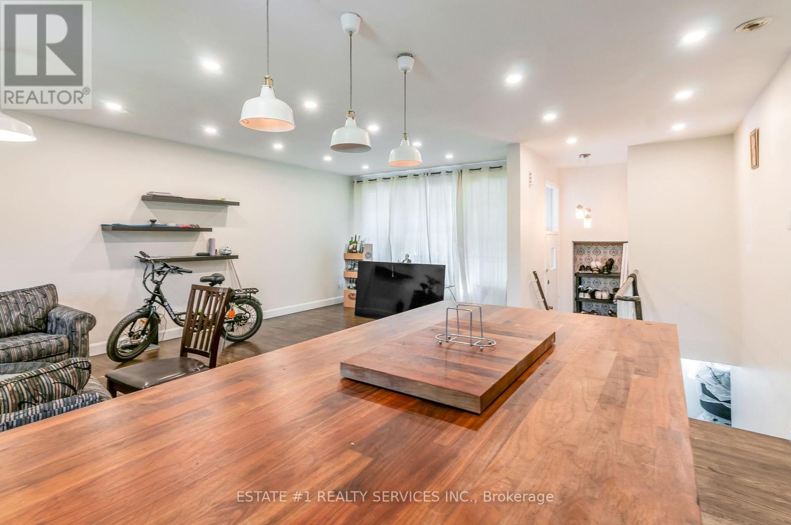 Photo 11 of 9 Dowling Crescent, Brampton ON