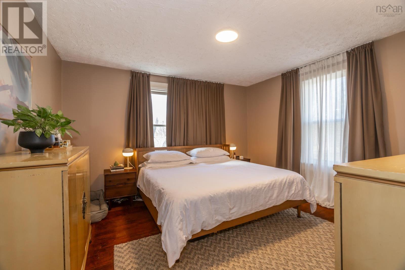 Property 31 of 49 of 703 Saint George Street