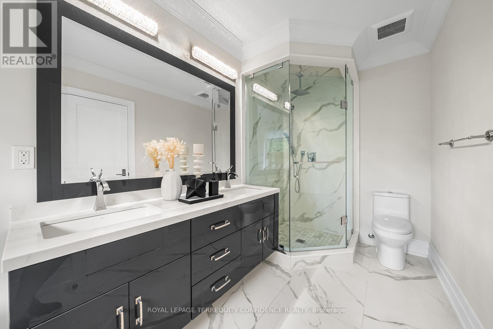 Photo 15 of 57 B Horsham Avenue, Toronto ON
