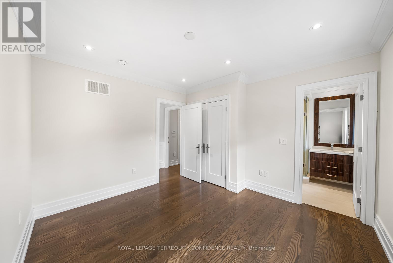 Photo 20 of 57 B Horsham Avenue, Toronto ON