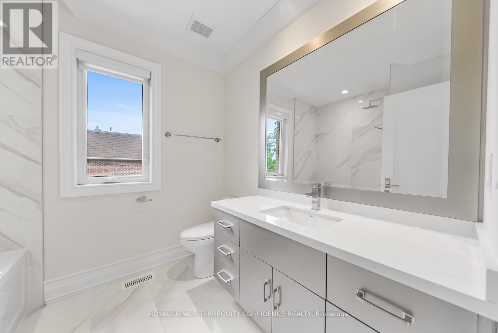 Photo 27 of 57 B Horsham Avenue, Toronto ON