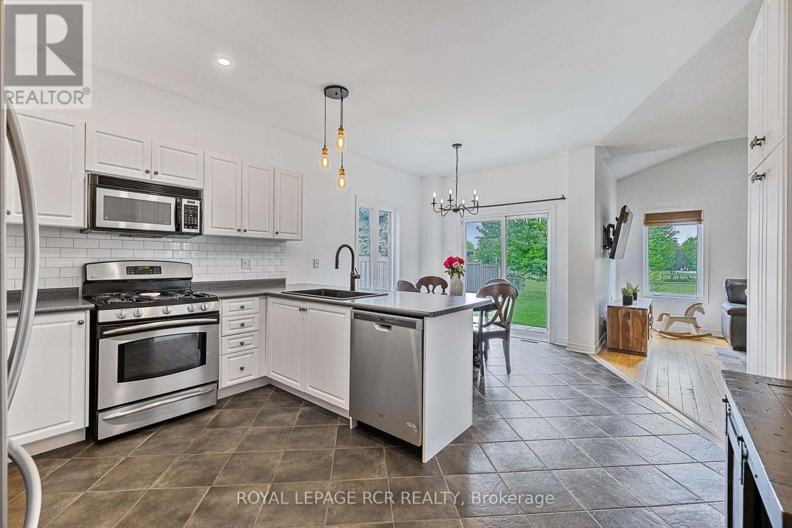 Photo 11 of 4 Caseton Crescent, Uxbridge ON