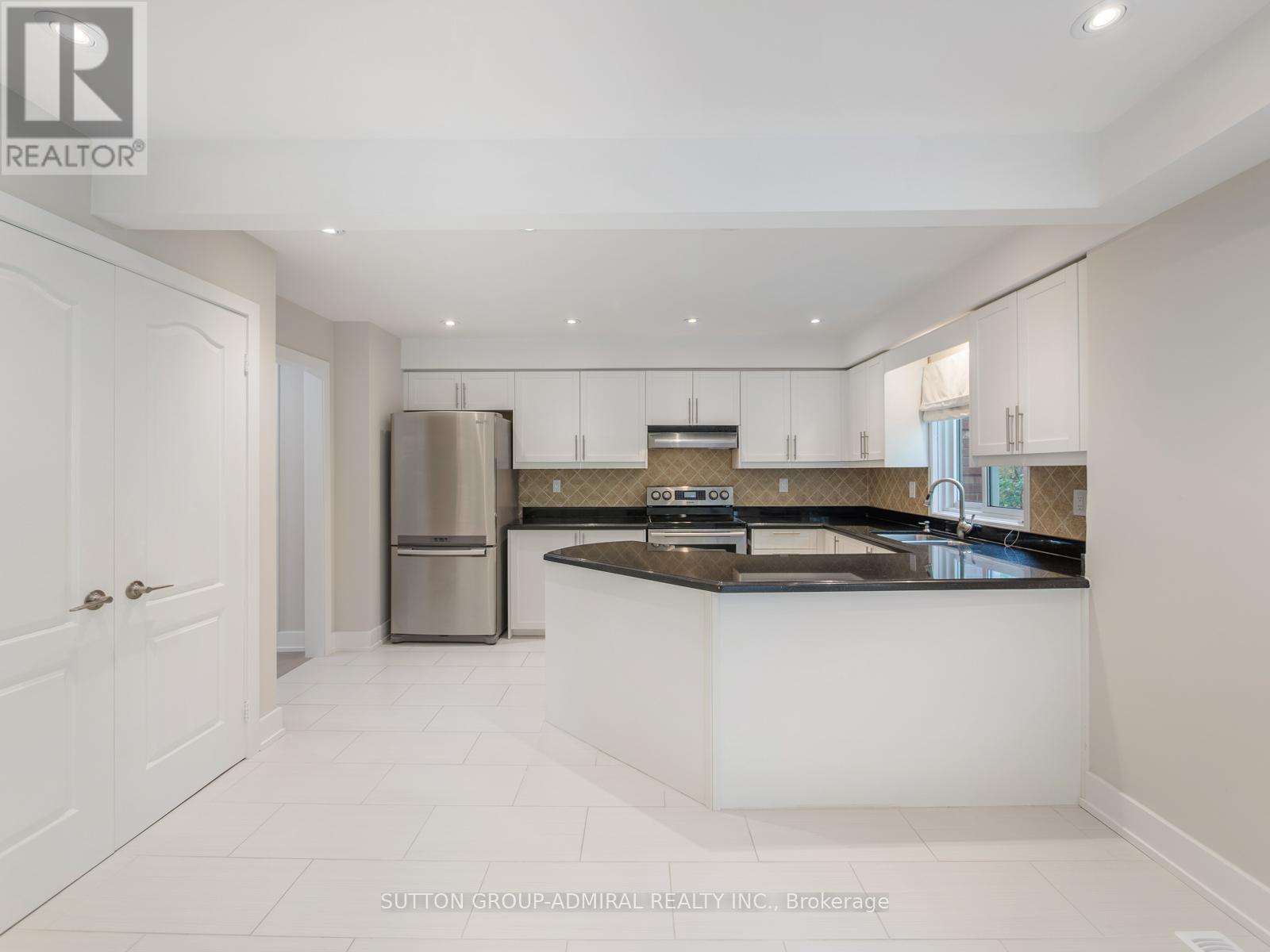 Photo 7 of 12 Tova Place, Vaughan ON