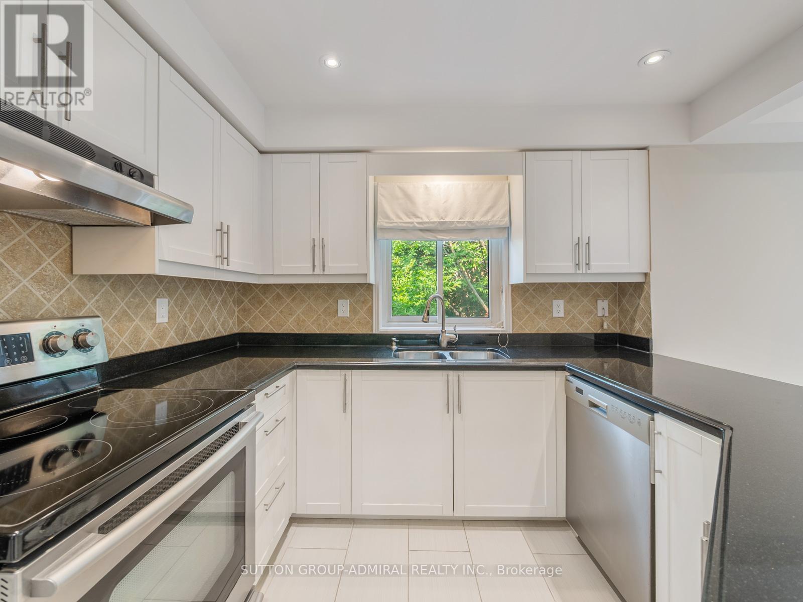 Photo 9 of 12 Tova Place, Vaughan ON