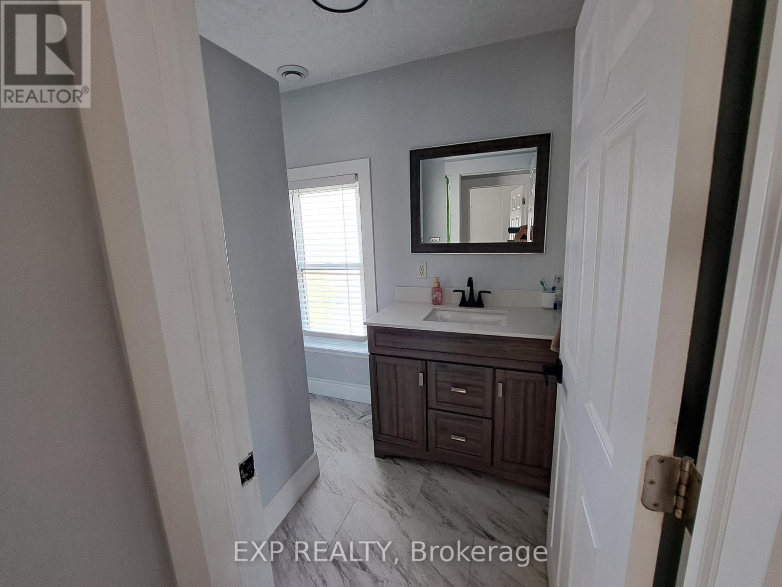 Photo 17 of 41 Kent Street, Welland ON