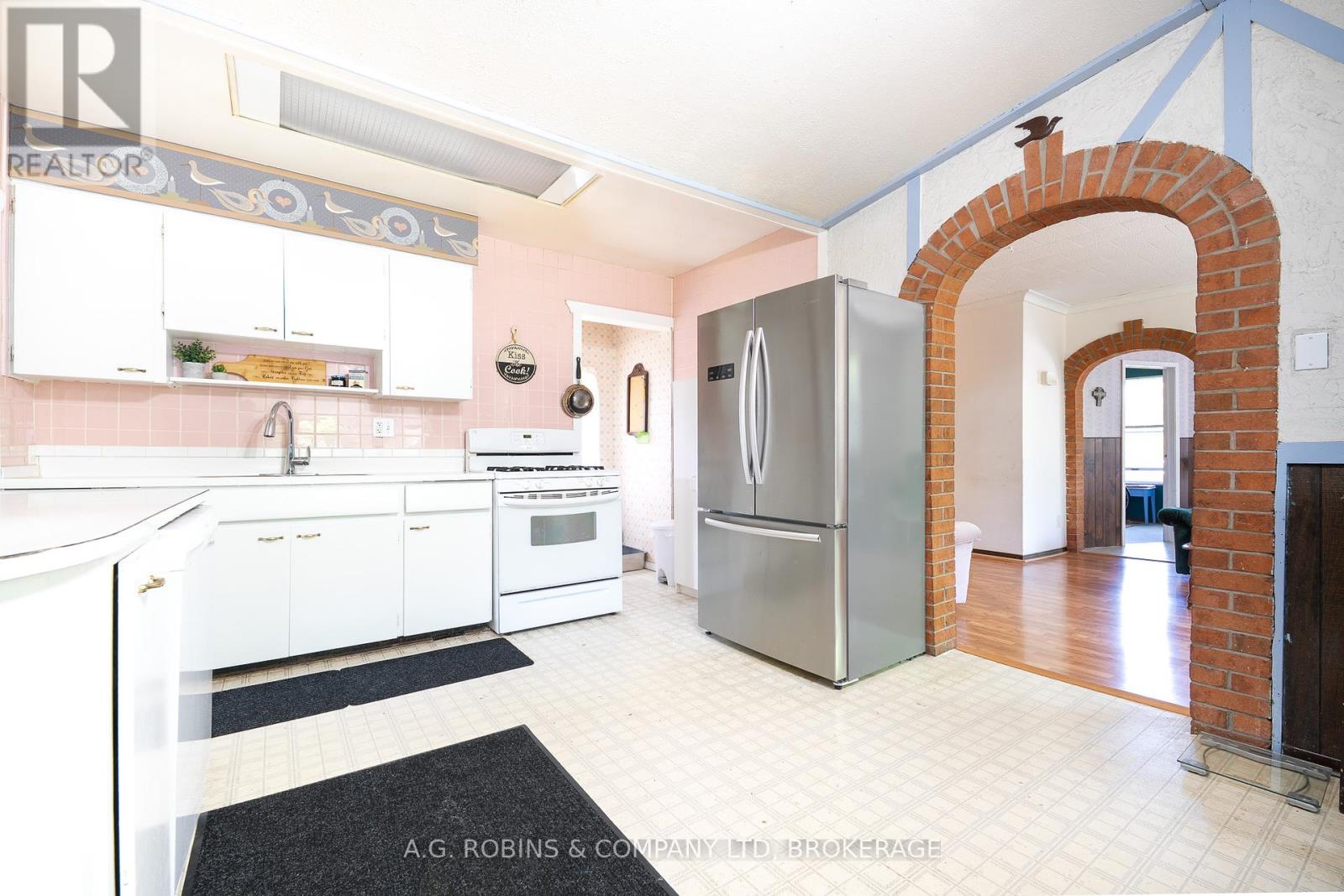 Photo 11 of 52 Charles Street, Port Colborne ON