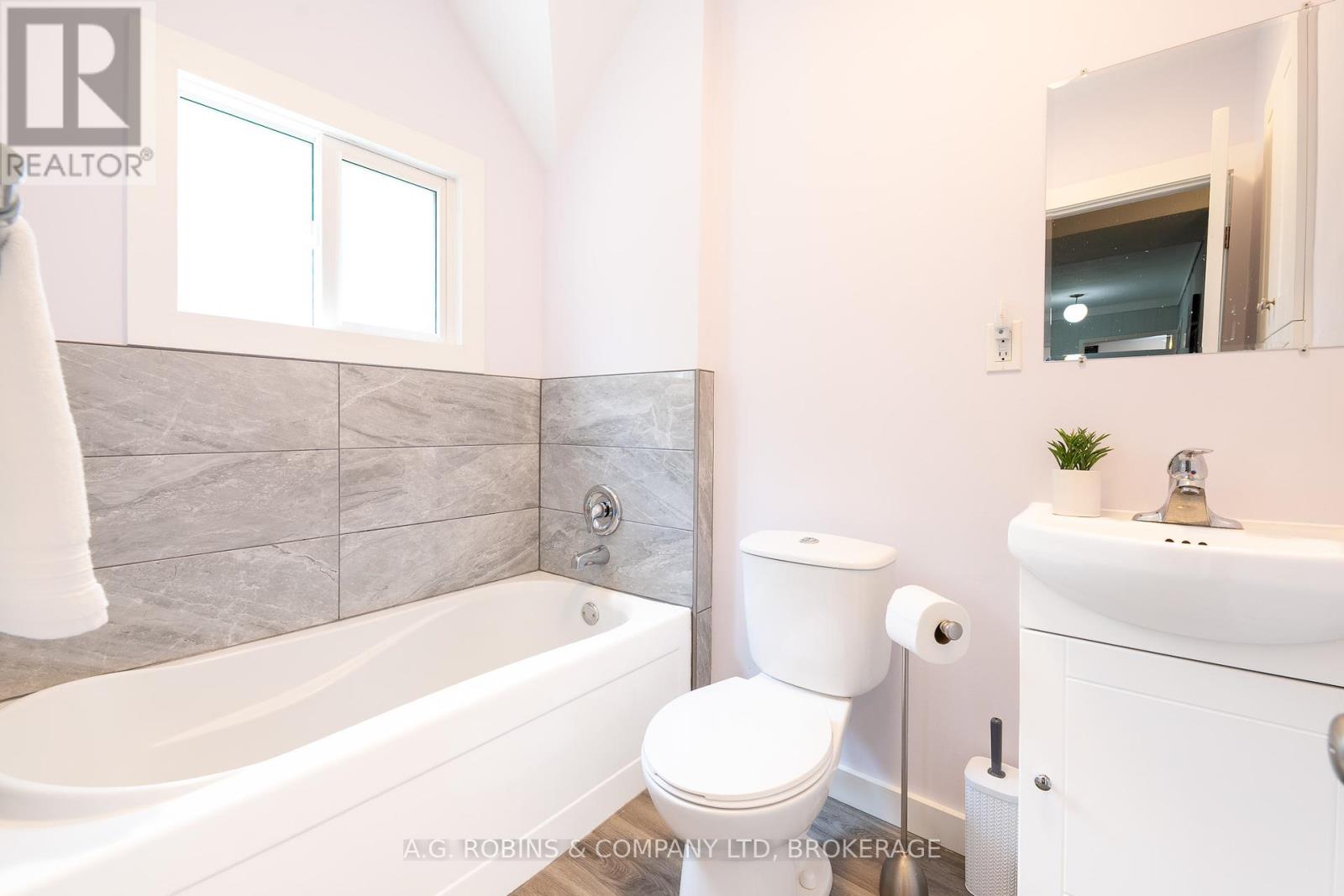 Photo 15 of 52 Charles Street, Port Colborne ON