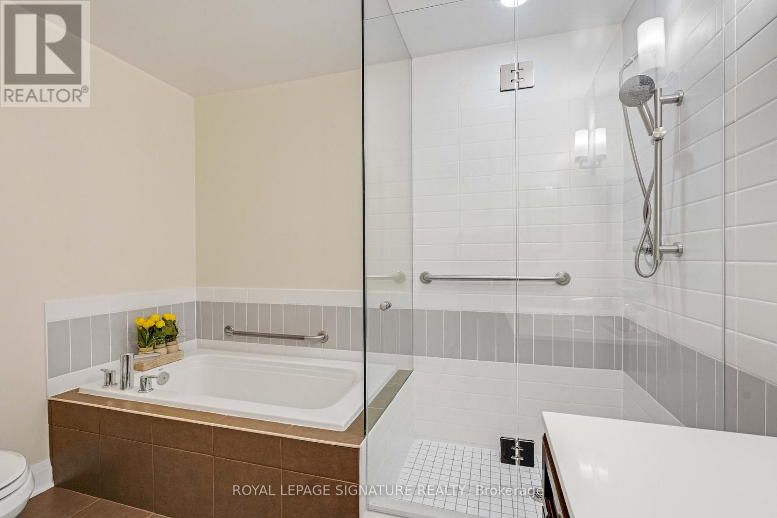 Photo 23 of 1901 1 Hurontario Street, Mississauga ON