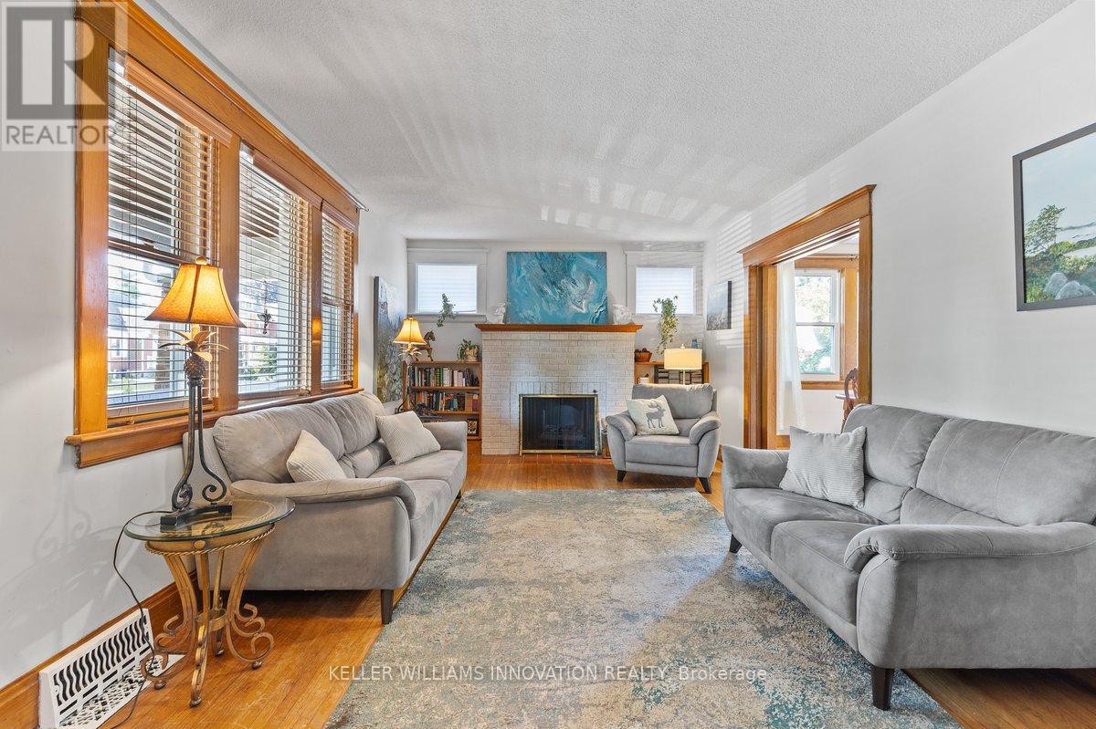 Photo 5 of 456 Waterloo Street S, Cambridge ON