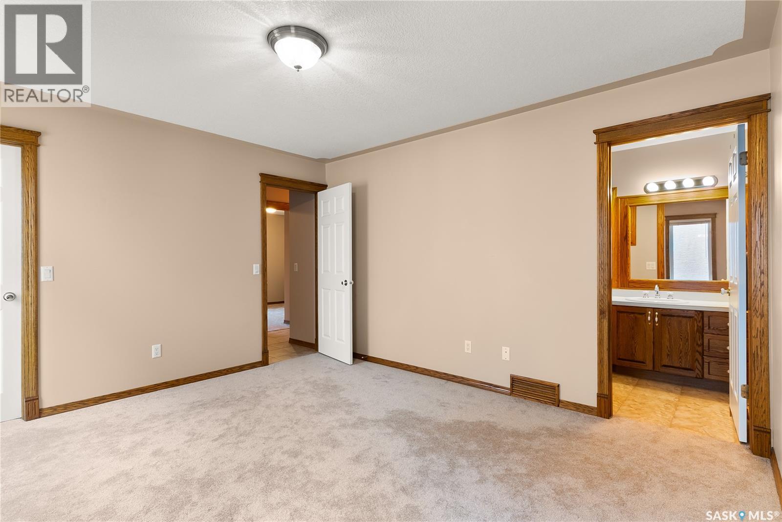 Photo 5 of 8504 Thurston Crescent, Regina SK