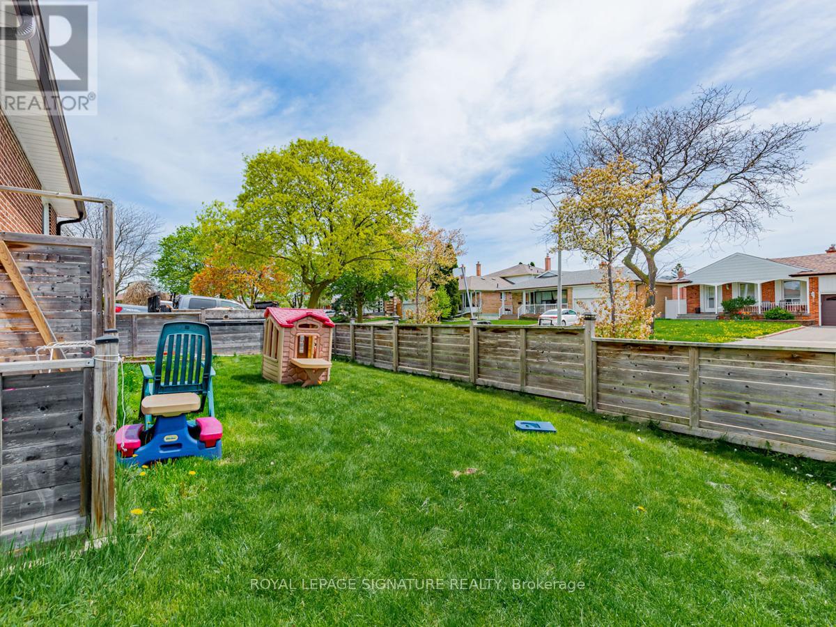 Photo 16 of Lower 193 Fairglen Avenue, Toronto ON