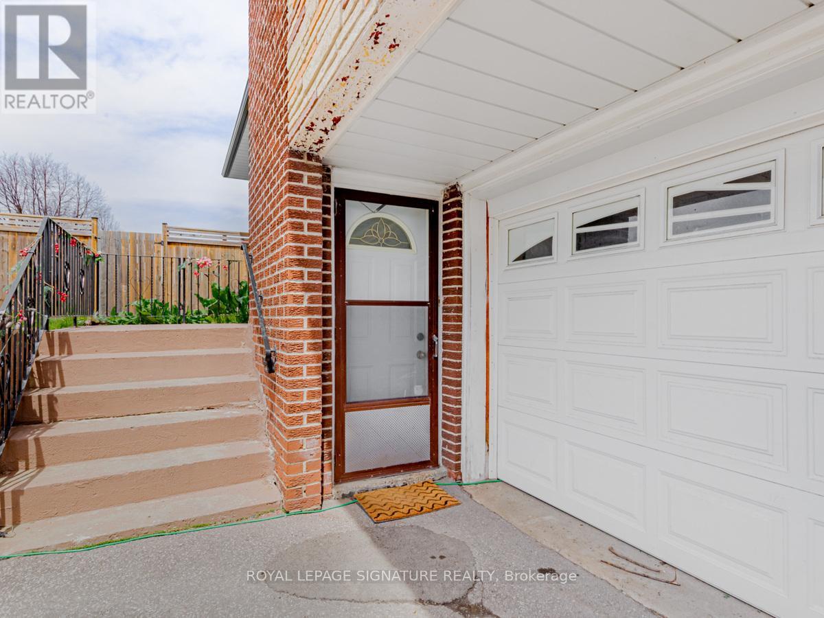 Photo 2 of Lower 193 Fairglen Avenue, Toronto ON
