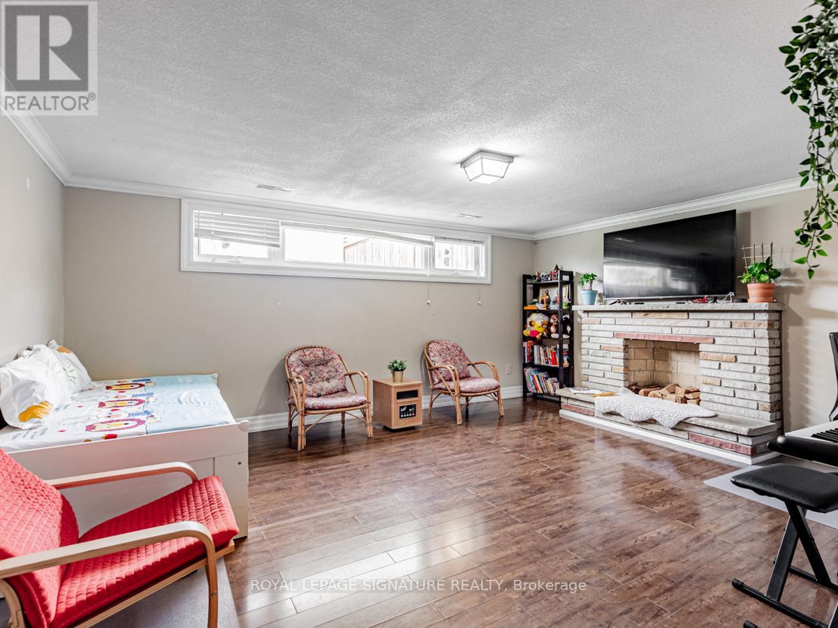 Photo 6 of Lower 193 Fairglen Avenue, Toronto ON