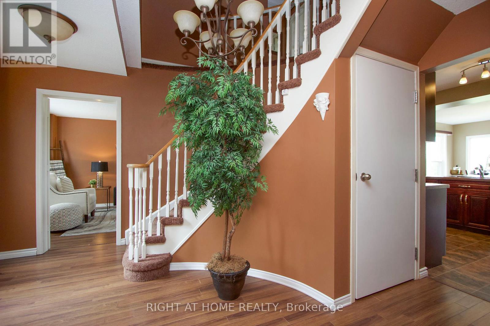 Photo 25 of 102 Hialeah Crescent, Whitby ON