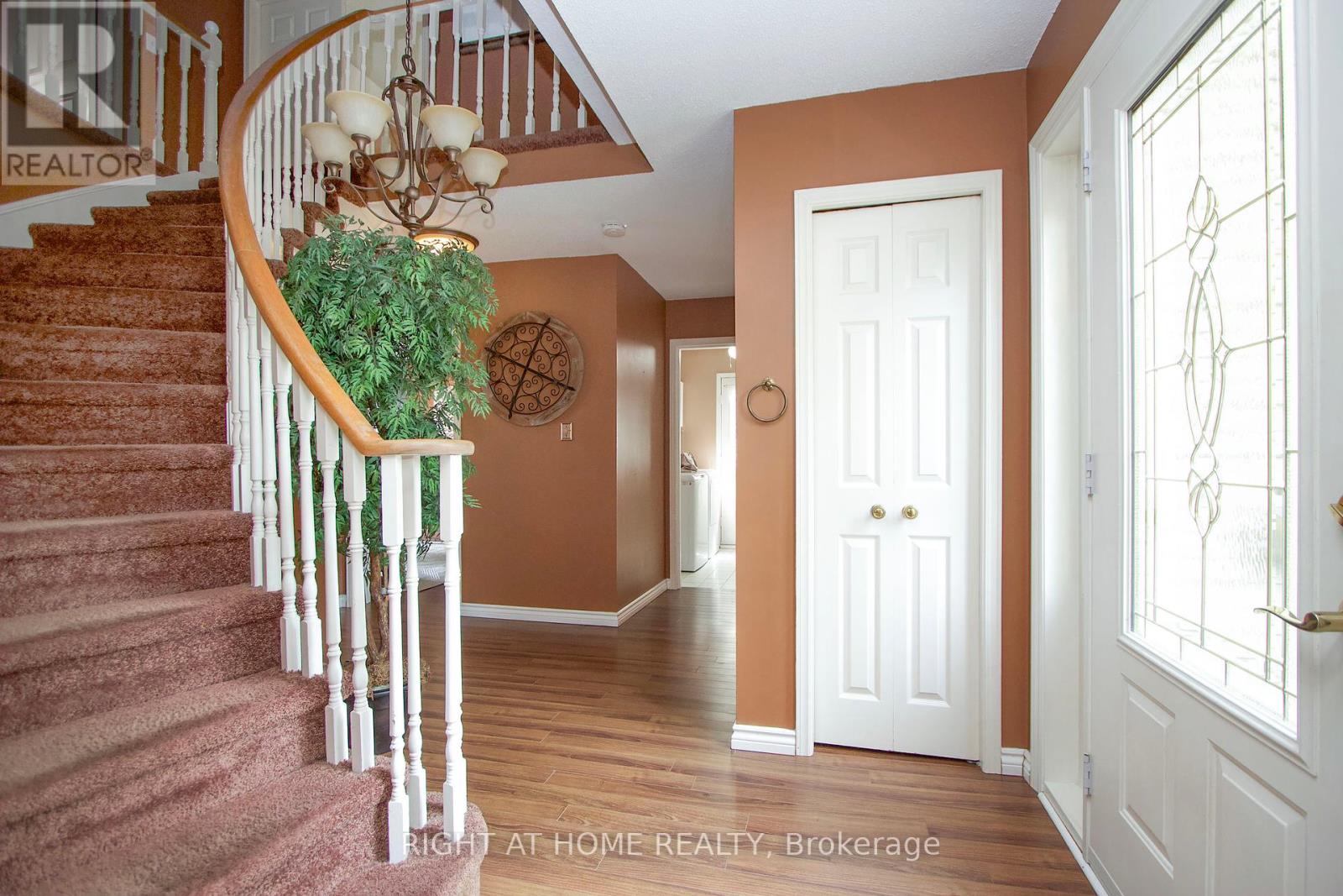 Photo 11 of 102 Hialeah Crescent, Whitby ON