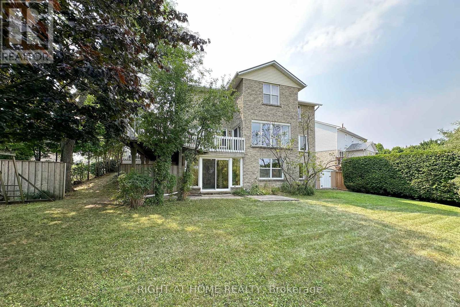 Photo 14 of 102 Hialeah Crescent, Whitby ON
