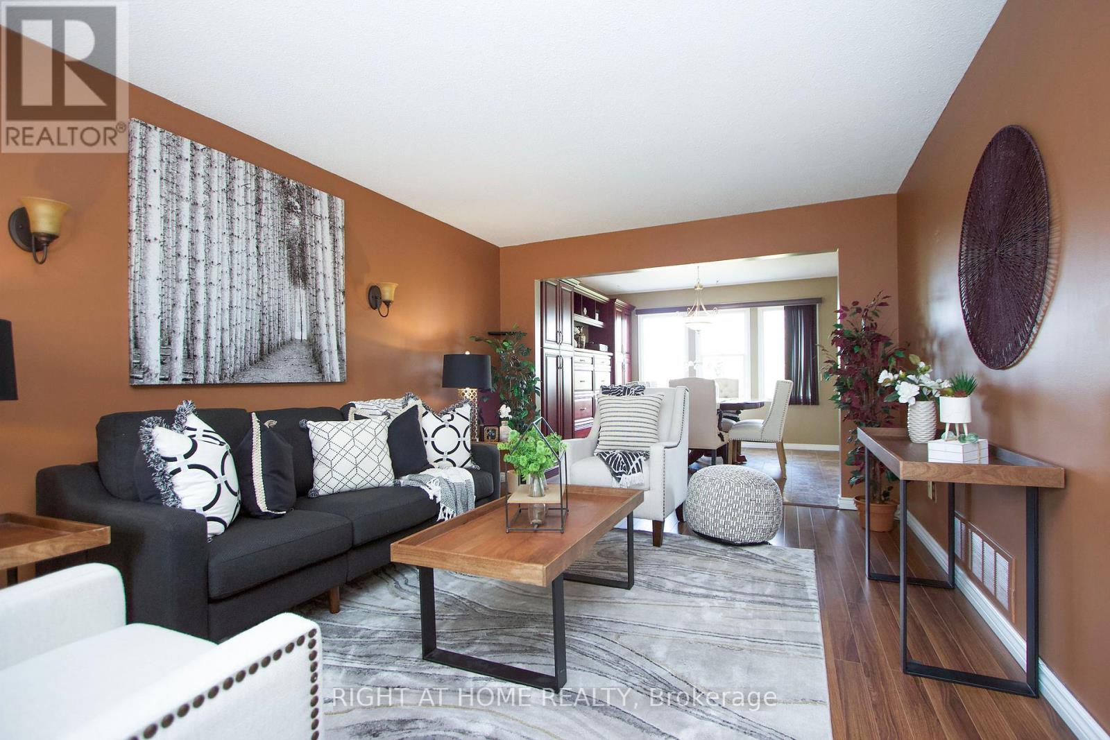 Photo 13 of 102 Hialeah Crescent, Whitby ON