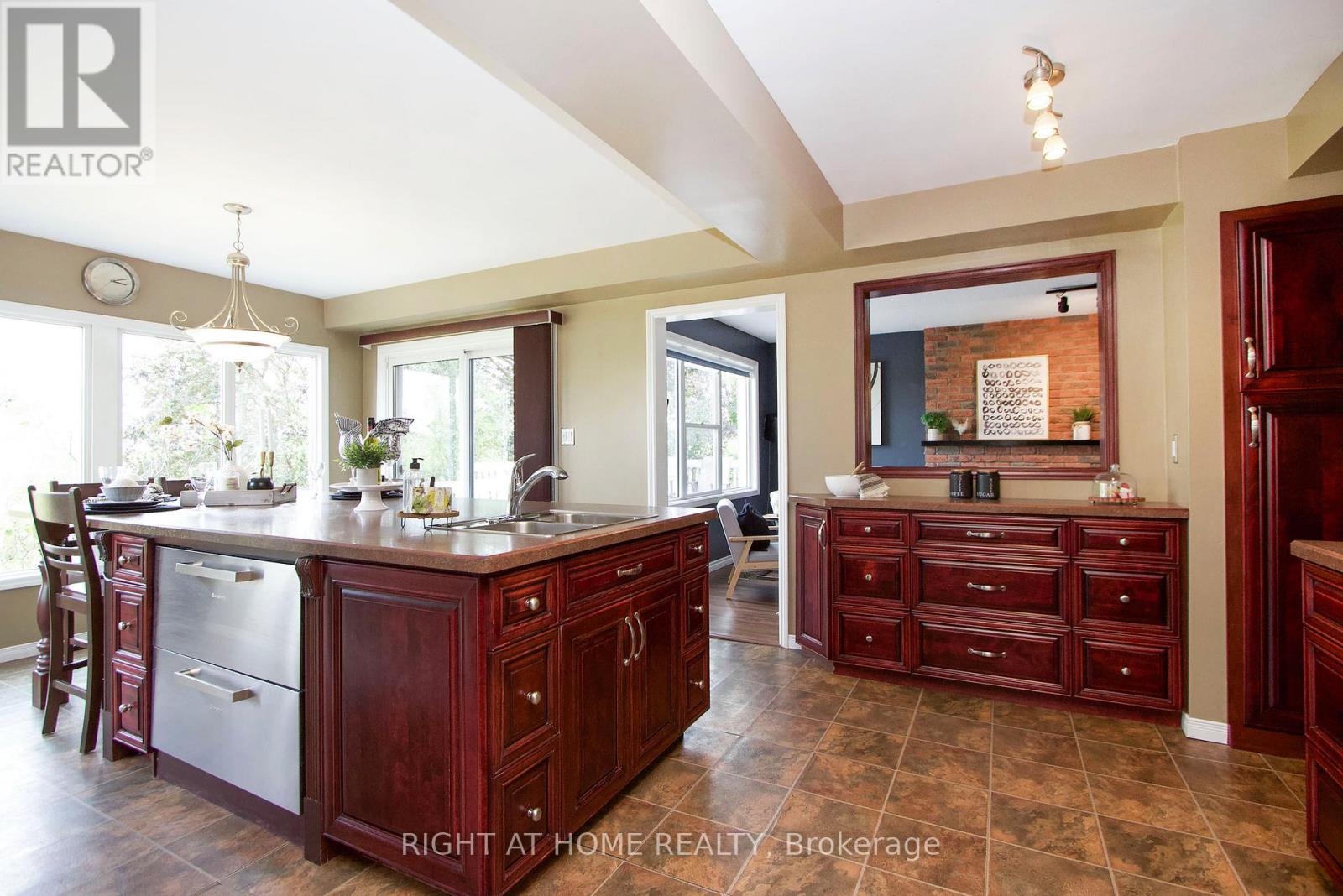 Photo 3 of 102 Hialeah Crescent, Whitby ON