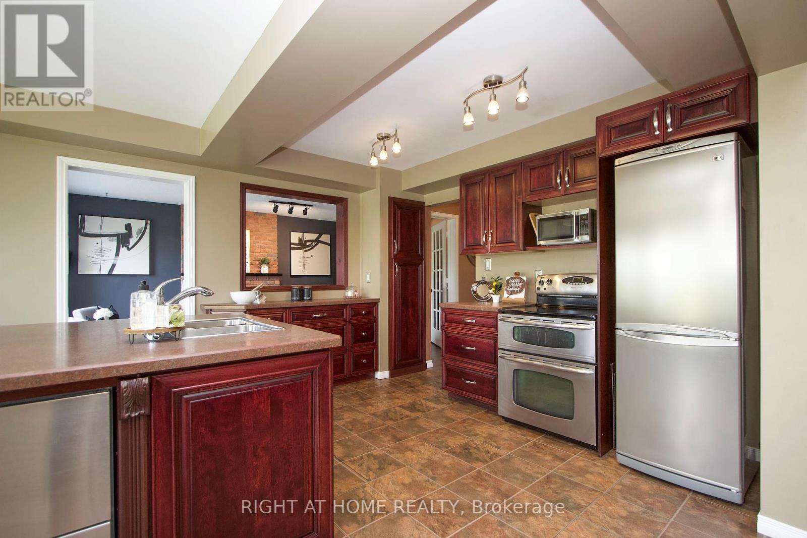 Photo 31 of 102 Hialeah Crescent, Whitby ON