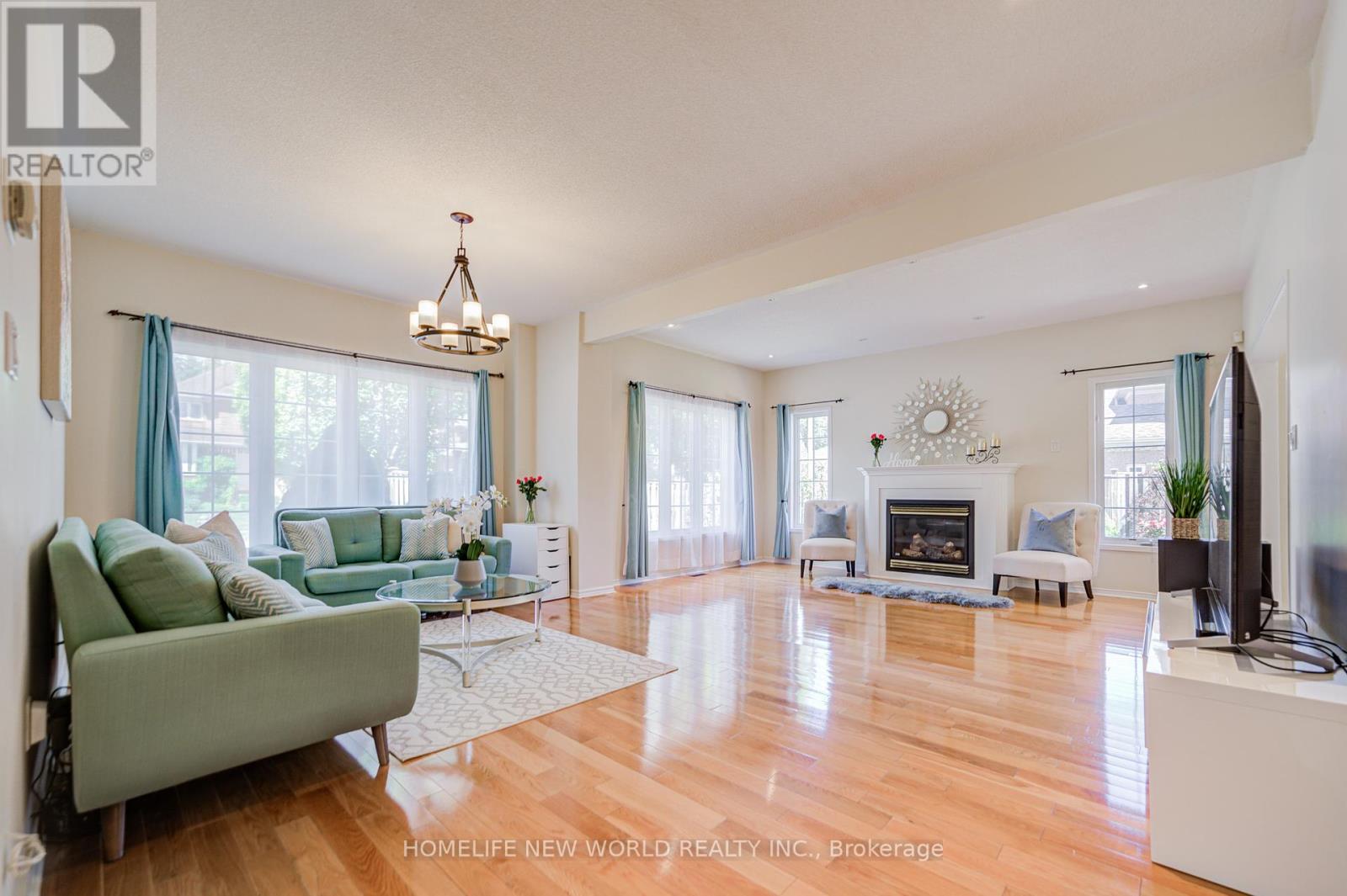 Photo 12 of 25 Abilene Court, Richmond Hill ON