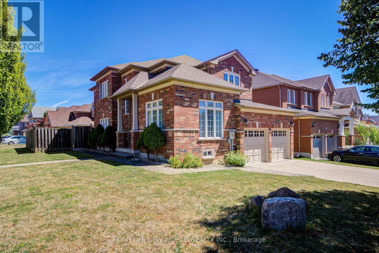 Photo 2 of 25 Abilene Court, Richmond Hill ON