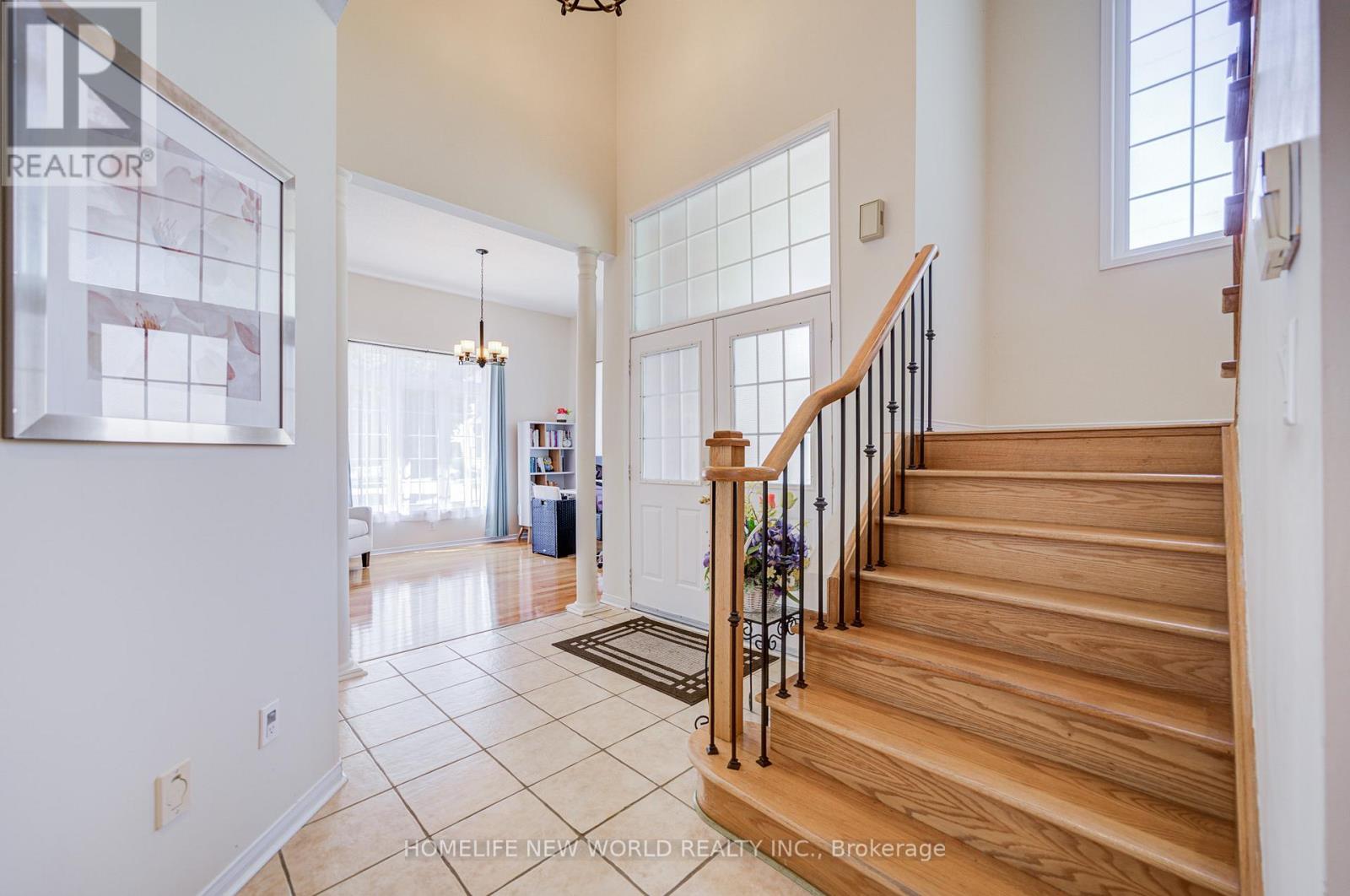 Photo 6 of 25 Abilene Court, Richmond Hill ON