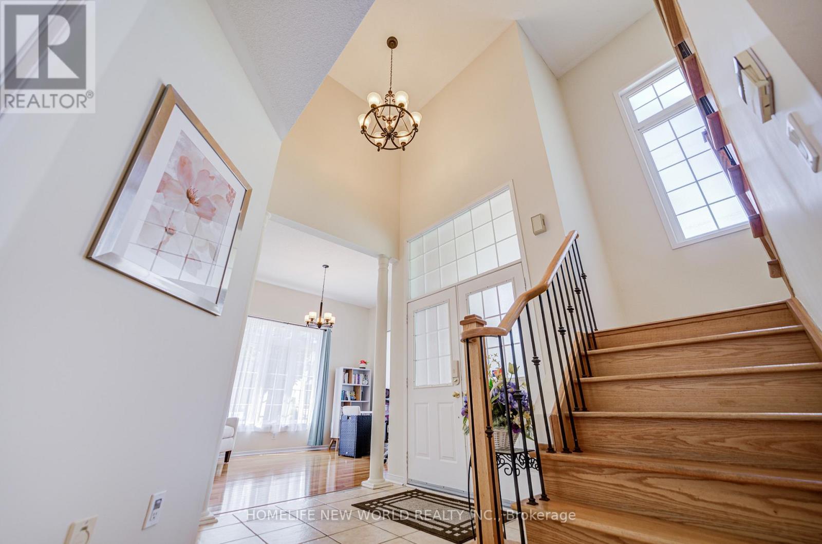 Photo 8 of 25 Abilene Court, Richmond Hill ON