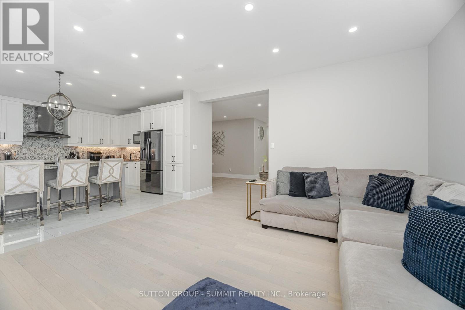 Photo 15 of 16 Westminster Circle, Barrie ON