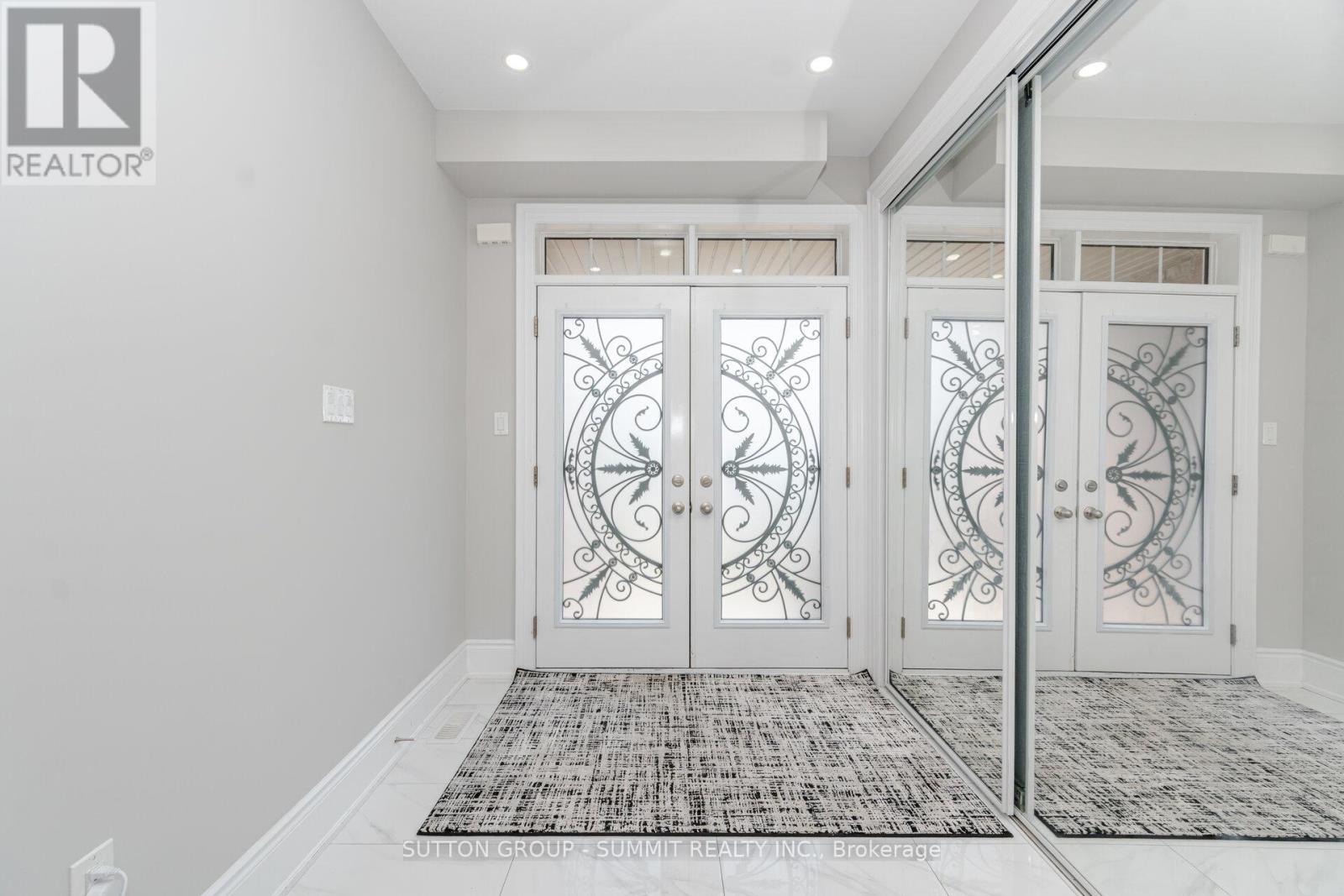 Photo 4 of 16 Westminster Circle, Barrie ON