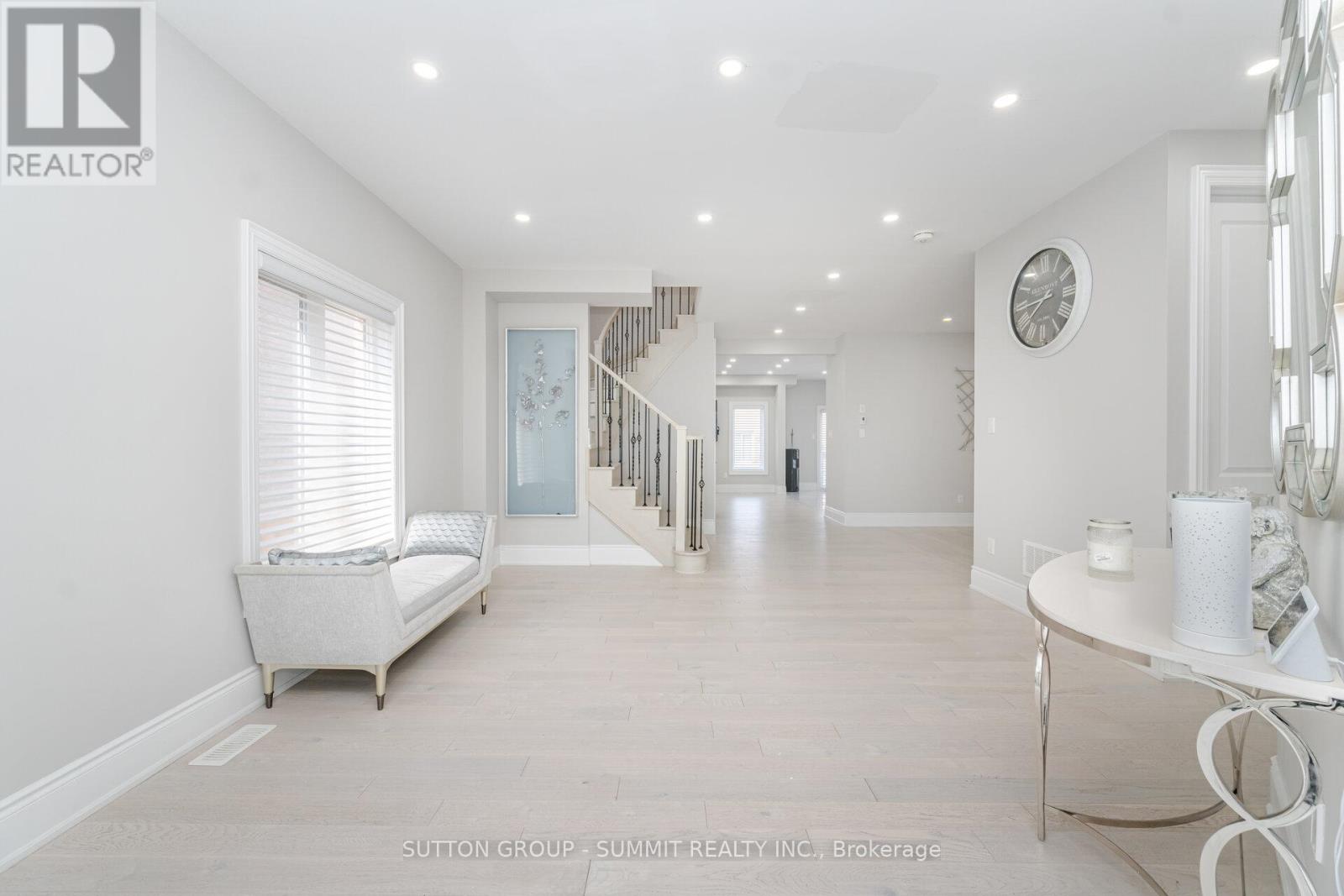 Photo 7 of 16 Westminster Circle, Barrie ON