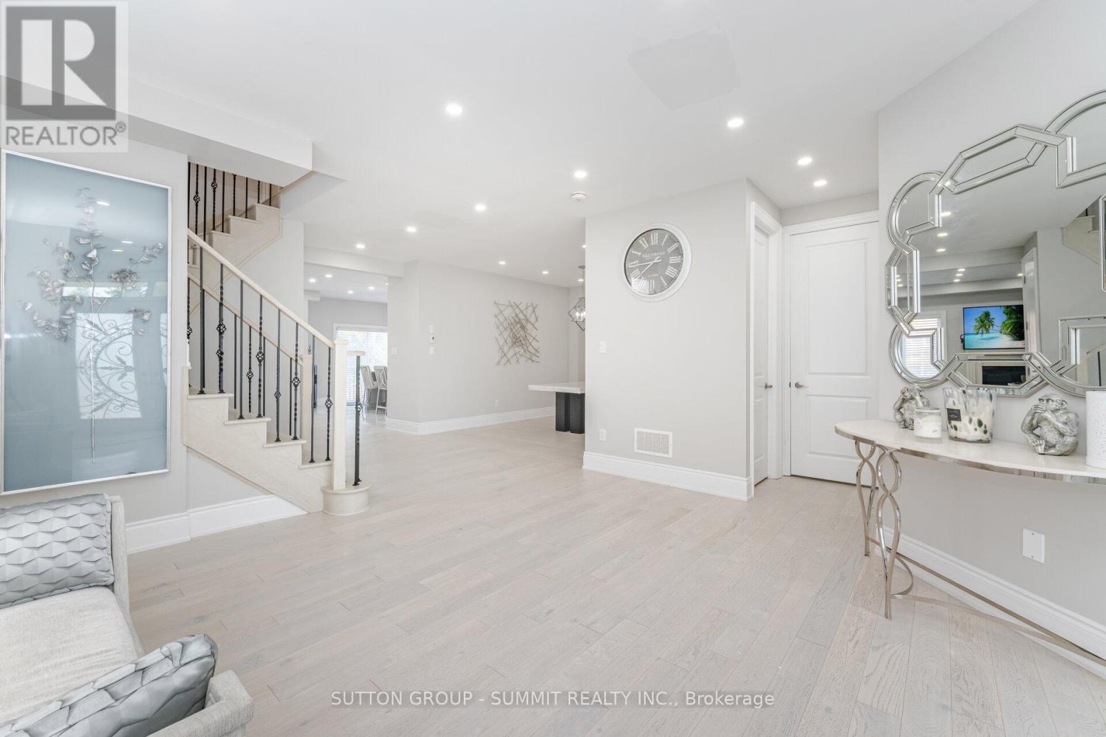 Photo 8 of 16 Westminster Circle, Barrie ON
