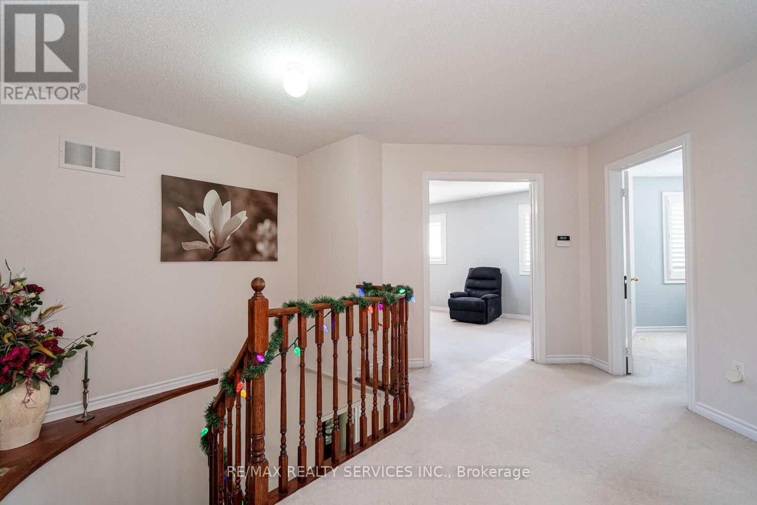 Photo 23 of 22 Sovereigns Gate, Barrie ON