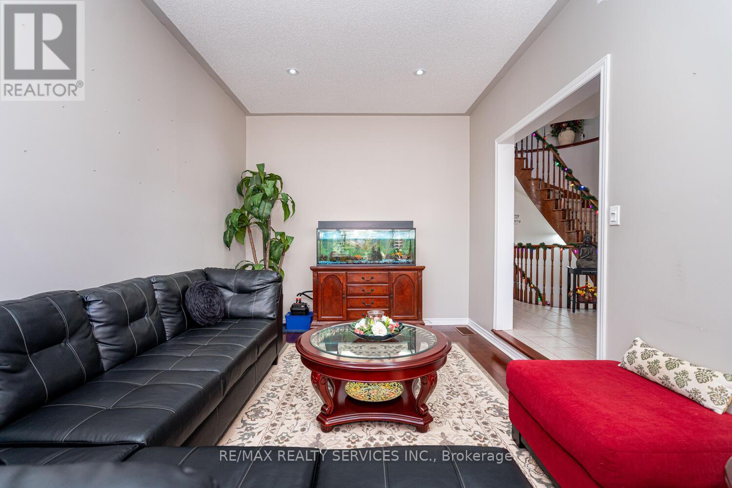 Photo 9 of 22 Sovereigns Gate, Barrie ON