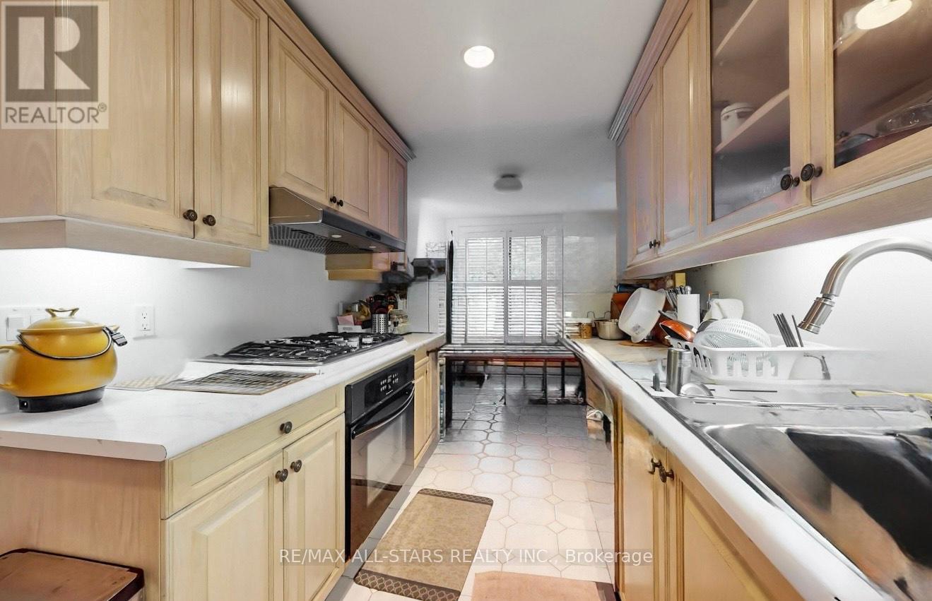 Photo 6 of 246 Walmer Road, Toronto ON