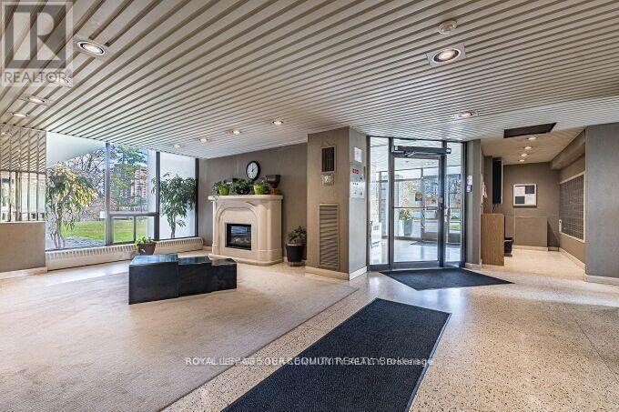 Photo 3 of 205 1535 Lakeshore Road E, Mississauga ON