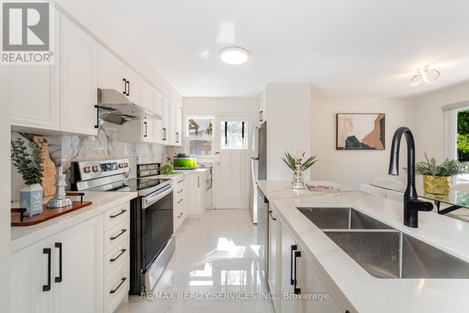 Photo 10 of 139 Rutherford Road N, Brampton ON